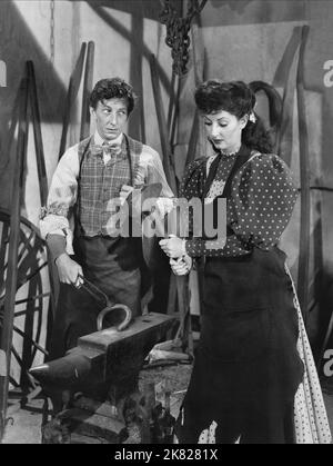 Ray Bolger & Virginia O'Brien Film: The Harvey Girls (USA 1946) Charaktere: Chris Maule, Alma aus Ohio Regie: George Sidney 18 January 1946 **WARNUNG** Dieses Foto ist nur für redaktionelle Zwecke bestimmt und unterliegt dem Copyright von MGM und/oder dem Fotografen, der von der Film- oder Produktionsfirma beauftragt wurde, und kann nur von Publikationen im Zusammenhang mit der Bewerbung des oben genannten Films reproduziert werden. Eine obligatorische Gutschrift an MGM ist erforderlich. Der Fotograf sollte auch bei Bekanntwerden des Fotos gutgeschrieben werden. Ohne schriftliche Genehmigung der Film Company kann keine kommerzielle Nutzung gewährt werden. Stockfoto