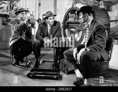 Henry Fonda & James Stewart Film: On Our Merry Way (1941) Charaktere: Lank Skolsky, Slim Regie: Leslie Fenton & King Vidor 03 February 1948 **WARNUNG** Dieses Foto ist nur für den redaktionellen Gebrauch bestimmt und unterliegt dem Copyright von UNITED ARTISTS und/oder dem Fotografen, der von der Film- oder Produktionsfirma beauftragt wurde und darf nur durch Publikationen im Zusammenhang mit der Bewerbung des oben genannten Films reproduziert werden. Eine obligatorische Gutschrift für UNITED ARTISTS ist erforderlich. Der Fotograf sollte auch bei Bekanntwerden des Fotos gutgeschrieben werden. Ohne schriftliche Genehmigung der Film Company kann keine kommerzielle Nutzung gewährt werden. Stockfoto