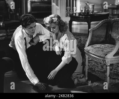 Jack Watling & Mai Zetterling Film: Quartett (1948) Charaktere: Nicky (Segment „die Fakten des Lebens“), Jeanne (Segment „die Fakten des Lebens“) Regie: Ken Annakin, Arthur Crabtree 26 October 1948 **WARNUNG** Dieses Foto ist nur für den redaktionellen Gebrauch bestimmt und unterliegt dem Copyright von GAINSBOROUGH PICTUES und/oder dem von der Film- oder Produktionsfirma beauftragten Fotografen.Es kann nur von Publikationen im Zusammenhang mit der Bewerbung des oben genannten Films reproduziert werden. Eine obligatorische Gutschrift an BILDER VON GAINSBOROUGH ist erforderlich. Der Fotograf sollte auch bei Bekanntwerden des Fotos gutgeschrieben werden. Es kann keine kommerzielle Nutzung gewährt werden Stockfoto