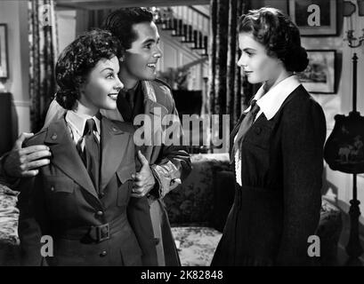 Susan Hayward, Johnny Downs & Ingrid Bergman Film: Adam had Four Sons (USA 1941) Charaktere: Hester Stoddard, David Stoddard (älter), Emilie Gallatin Regie: Gregory Ratoff 18 February 1941 **WARNUNG** Dieses Foto ist nur für redaktionelle Zwecke bestimmt und unterliegt dem Copyright von COLUMBIA und/oder dem von der Film- oder Produktionsgesellschaft beauftragten Fotografen.Es kann nur von Publikationen im Zusammenhang mit der Bewerbung des oben genannten Films reproduziert werden. Eine obligatorische Gutschrift an COLUMBIA ist erforderlich. Der Fotograf sollte auch bei Bekanntwerden des Fotos gutgeschrieben werden. Ohne schriftliche Genehmigung kann keine kommerzielle Nutzung gewährt werden Stockfoto