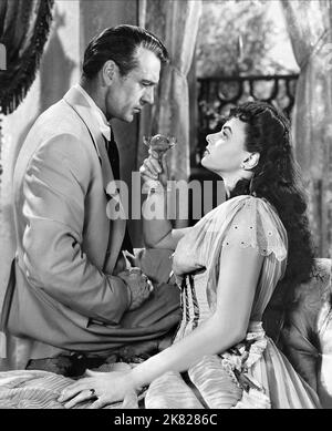 Gary Cooper & Ingrid Bergman Film: Saratoga Trunk (1945) Charaktere: Colonel Clint Maroon, Clio Dulaine Regie: Sam Wood 21 November 1945 **WARNUNG** Dieses Foto ist nur für redaktionelle Zwecke bestimmt und unterliegt dem Copyright von WARNER und/oder dem Fotografen, der von der Film- oder Produktionsfirma beauftragt wurde, und kann nur von Publikationen im Zusammenhang mit der Bewerbung des oben genannten Films reproduziert werden. Eine obligatorische Gutschrift an WARNER ist erforderlich. Der Fotograf sollte auch bei Bekanntwerden des Fotos gutgeschrieben werden. Ohne schriftliche Genehmigung der Film Company kann keine kommerzielle Nutzung gewährt werden. Stockfoto