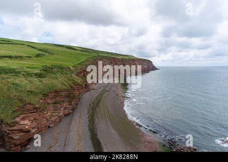 Blick auf die Küste von Cumbria und die Klippen der Landzunge St. Bees Stockfoto