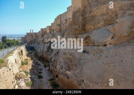 Die Burg Şanlıurfa, kurz Urfa, ist eine Burg mit Blick auf das Stadtzentrum von Şanlıurfa (früher Edessa) in der Türkei. Stockfoto