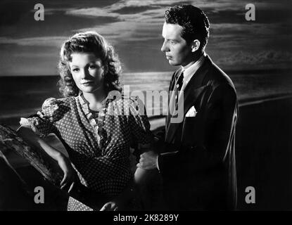 Anne Baxter & Robert Bailey Film: Sunday Dinner for A Soldier (1944) Charaktere: Tessa Osborne, Kenneth Normand Regie: Lloyd Bacon 08 December 1944 **WARNUNG** Dieses Foto ist nur für den redaktionellen Gebrauch bestimmt und unterliegt dem Copyright von 20. CENTURY FOX und/oder des Fotografen, der von der Film- oder Produktionsfirma beauftragt wurde, und kann nur durch Publikationen im Zusammenhang mit der Bewerbung des oben genannten Films reproduziert werden. Eine obligatorische Gutschrift an 20. CENTURY FOX ist erforderlich. Der Fotograf sollte auch bei Bekanntwerden des Fotos gutgeschrieben werden. Ohne schriftliche Genehmigung der Film Company kann keine kommerzielle Nutzung gewährt werden. Stockfoto