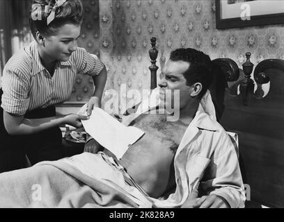 Anne Baxter & Fred Macmurray Film: Smoky (1948) Charaktere: Julie Richards, Clint Barkley Regie: Louis King 26 June 1946 **WARNUNG** Dieses Foto ist nur für den redaktionellen Gebrauch bestimmt und unterliegt dem Copyright von 20. CENTURY FOX und/oder des Fotografen, der von der Film- oder Produktionsfirma beauftragt wurde, und kann nur durch Publikationen im Zusammenhang mit der Bewerbung des oben genannten Films reproduziert werden. Eine obligatorische Gutschrift an 20. CENTURY FOX ist erforderlich. Der Fotograf sollte auch bei Bekanntwerden des Fotos gutgeschrieben werden. Ohne schriftliche Genehmigung der Film Company kann keine kommerzielle Nutzung gewährt werden. Stockfoto