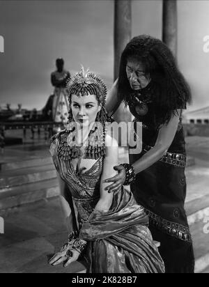 Vivien Leigh & Flora Robson Film: Caesar And Cleopatra (1948) Charaktere: Cleopatra, Ftatateeta Regie: Gabriel Pascal 11. Dezember 1945 **WARNUNG** Dieses Foto ist nur für redaktionelle Verwendung bestimmt und unterliegt dem Copyright von EAGLE-LION DISTRIBUTORS LIMITED und/oder des Fotografen, der von der Film- oder Produktionsfirma beauftragt wurde und kann nur von Publikationen im Zusammenhang mit der Bewerbung des oben genannten Films reproduziert werden. Eine obligatorische Gutschrift an EAGLE-LION DISTRIBUTORS LIMITED ist erforderlich. Der Fotograf sollte auch bei Bekanntwerden des Fotos gutgeschrieben werden. Eine kommerzielle Nutzung kann ohne schriftliche Genehmigung von Th Stockfoto