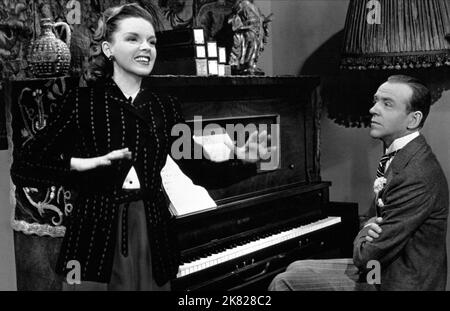 Judy Garland & Fred Astaire Film Easter Parade (1948) Charaktere: Hannah Brown, Don Hewes Regie: Charles Walters 07. Juli 1948 **WARNUNG** dieses Foto ist nur für redaktionelle Zwecke bestimmt und unterliegt dem Copyright der Film Company und/oder des Fotografen, der von der Film or Production Company zugewiesen wurde. Es kann nur durch Veröffentlichungen in Verbindung mit der Werbung für den oben genannten Film reproduziert werden. Es ist eine obligatorische Gutschrift an die Filmgesellschaft erforderlich. Der Fotograf sollte ebenfalls angerechnet werden, wenn er bekannt ist. Ohne schriftliche Genehmigung der Film Company kann keine kommerzielle Nutzung gewährt werden. Stockfoto