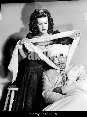 Maureen O'Hara & Anthony Quinn Film: Sinbad the Sailor; Sinbad, the Sailor (USA 1947) Charaktere: Shireen, Emir Regie: Richard Wallace 13 January 1947 **WARNUNG** Dieses Foto ist nur für redaktionelle Zwecke bestimmt und unterliegt dem Copyright von RKO und/oder dem von der Film- oder Produktionsfirma beauftragten Fotografen und kann nur von Publikationen im Zusammenhang mit der Bewerbung des oben genannten Films reproduziert werden. Eine obligatorische Gutschrift an RKO ist erforderlich. Der Fotograf sollte auch bei Bekanntwerden des Fotos gutgeschrieben werden. Ohne schriftliche Genehmigung der Film Company kann keine kommerzielle Nutzung gewährt werden. Stockfoto