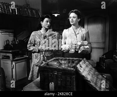 Jean Simmons & Ursula Jeans Film: Die Frau In Der Halle (1947) Charaktere: Joy Blake, Lorna Blake Regie: Jack Lee 28 October 1947 **WARNUNG** Dieses Foto ist nur für redaktionelle Zwecke bestimmt und unterliegt dem Copyright von RANK und/oder des Fotografen, der von der Film- oder Produktionsfirma beauftragt wurde und darf nur von Publikationen im Zusammenhang mit der Bewerbung des oben genannten Films reproduziert werden. Eine obligatorische Gutschrift für RANG ist erforderlich. Der Fotograf sollte auch bei Bekanntwerden des Fotos gutgeschrieben werden. Ohne schriftliche Genehmigung der Film Company kann keine kommerzielle Nutzung gewährt werden. Stockfoto