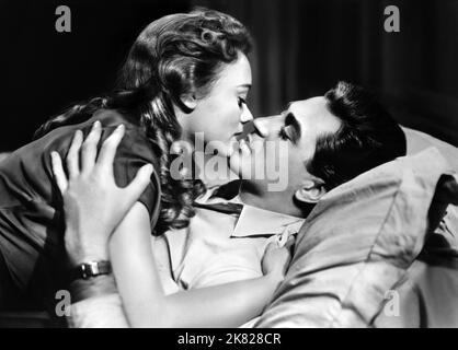 Glynis Johns & Dermot Walsh Film: Third Time Lucky (1948) Charaktere: Joan, Lucky Regie: Gordon Parry 01. August 1948 **WARNUNG** Dieses Foto ist nur für redaktionelle Zwecke bestimmt und unterliegt dem Copyright des VON der Film- oder Produktionsfirma beauftragten UNTERNEHMENS, DES 5. Und des Fotografen.Es kann nur von Publikationen im Zusammenhang mit der Bewerbung des oben genannten Films reproduziert werden. Eine obligatorische Gutschrift an DAS HOTEL IST erforderlich. Der Fotograf sollte auch bei Bekanntwerden des Fotos gutgeschrieben werden. Ohne schriftliche Genehmigung der Film Company kann keine kommerzielle Nutzung gewährt werden. Stockfoto