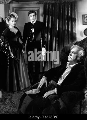 Lana Turner, Richard Hart & Frank Morgan Film: Green Dolphin Street (1945) Charaktere: Marianne Patourel, William Ozanne, Dr. Edmond Ozanne Regie: Victor Saville 15 October 1947 **WARNUNG** Dieses Foto ist nur für redaktionelle Zwecke bestimmt und unterliegt dem Copyright von MGM und/oder dem Fotografen, der von der Film- oder Produktionsfirma beauftragt wurde, und kann nur von Publikationen im Zusammenhang mit der Bewerbung des oben genannten Films reproduziert werden. Eine obligatorische Gutschrift an MGM ist erforderlich. Der Fotograf sollte auch bei Bekanntwerden des Fotos gutgeschrieben werden. Ohne schriftliche Genehmigung der Film Compan kann keine kommerzielle Nutzung gewährt werden Stockfoto