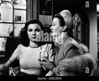 Jean Simmons & Ursula Jeans Film: Die Frau In Der Halle (1947) Charaktere: Joy Blake, Lorna Blake Regie: Jack Lee 28 October 1947 **WARNUNG** Dieses Foto ist nur für redaktionelle Zwecke bestimmt und unterliegt dem Copyright von RANK und/oder des Fotografen, der von der Film- oder Produktionsfirma beauftragt wurde und darf nur von Publikationen im Zusammenhang mit der Bewerbung des oben genannten Films reproduziert werden. Eine obligatorische Gutschrift für RANG ist erforderlich. Der Fotograf sollte auch bei Bekanntwerden des Fotos gutgeschrieben werden. Ohne schriftliche Genehmigung der Film Company kann keine kommerzielle Nutzung gewährt werden. Stockfoto