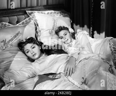 Lana Turner & Donna Reed Film: Green Dolphin Street (1947) Charaktere: Marianne Patourel, Marguerite Patourel Regie: Victor Saville 15 October 1947 **WARNUNG** Dieses Foto ist nur für redaktionelle Zwecke bestimmt und unterliegt dem Copyright von MGM und/oder dem Fotografen, der von der Film- oder Produktionsfirma beauftragt wurde, und kann nur von Publikationen im Zusammenhang mit der Bewerbung des oben genannten Films reproduziert werden. Eine obligatorische Gutschrift an MGM ist erforderlich. Der Fotograf sollte auch bei Bekanntwerden des Fotos gutgeschrieben werden. Ohne schriftliche Genehmigung der Film Company kann keine kommerzielle Nutzung gewährt werden. Stockfoto