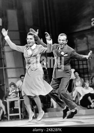 Judy Garland & Fred Astaire Film: Easter Parade (1947) Charaktere: Hannah Brown, Don Hewes Regie: Charles Walters 07 July 1948 **WARNUNG** Dieses Foto ist nur für den redaktionellen Gebrauch bestimmt und unterliegt dem Copyright der Filmgesellschaft und/oder des Fotografen, der von der Film- oder Produktionsgesellschaft beauftragt wurde, und kann nur durch Publikationen im Zusammenhang mit der Bewerbung des oben genannten Films reproduziert werden. Eine obligatorische Gutschrift an die Filmgesellschaft ist erforderlich. Der Fotograf sollte auch bei Bekanntwerden des Fotos gutgeschrieben werden. Ohne schriftliche Genehmigung der Film Company kann keine kommerzielle Nutzung gewährt werden. Stockfoto