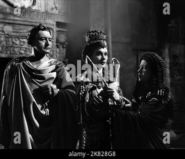 Claude Rains, Vivien Leigh & Flora Robson Film: Caesar And Cleopatra (1945) Charaktere: Julius Caesar, Cleopatra, Fatatateeta Regie: Gabriel Pascal 11. Dezember 1945 **WARNUNG** Dieses Foto ist nur für redaktionelle Verwendung bestimmt und unterliegt dem Copyright von EAGLE-LION DISTRIBUTORS LIMITED und/oder des Fotografen, der von der Film- oder Produktionsfirma beauftragt wurde und kann nur von Publikationen im Zusammenhang mit der Bewerbung des oben genannten Films reproduziert werden. Eine obligatorische Gutschrift an EAGLE-LION DISTRIBUTORS LIMITED ist erforderlich. Der Fotograf sollte auch bei Bekanntwerden des Fotos gutgeschrieben werden. Mit kann keine kommerzielle Nutzung gewährt werden Stockfoto