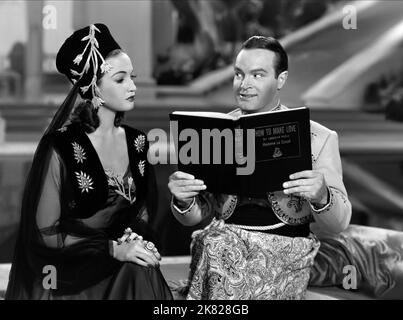 Dorothy Lamour & Bob Hope Film: Road to Morocco (USA 1942) Charaktere: Prinzessin Shalmar, Orville 'Turkey' Jackson Regie: David Butler 10. November 1942 **WARNUNG** Dieses Foto ist nur für redaktionelle Zwecke bestimmt und unterliegt dem Copyright von PARAMOUNT PICTURES und/oder des Fotografen, der von der Film- oder Produktionsfirma beauftragt wurde und darf nur von Publikationen im Zusammenhang mit der Bewerbung des oben genannten Films reproduziert werden. Eine obligatorische Gutschrift für PARAMOUNT-BILDER ist erforderlich. Der Fotograf sollte auch bei Bekanntwerden des Fotos gutgeschrieben werden. Ohne schriftliche Genehmigung der Film Com kann keine kommerzielle Nutzung gewährt werden Stockfoto