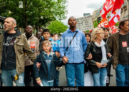 Paris, Frankreich, gemischte Rasse vielfältige Menschenmenge, Front, Marsch in der Maiparade, Hände halten, zusammen, Straße Stockfoto