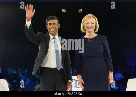 Datei-Foto vom 31/08/2022 von Rishi Sunak und Liz Truss während einer Hustings-Veranstaltung in der Wembley Arena, London, als Teil ihrer Kampagne, Vorsitzender der Konservativen Partei und der nächste Premierminister zu sein. Liz Truss hat angekündigt, dass sie als Premierministerin zurücktreten wird. Ausgabedatum: Donnerstag, 20. Oktober 2022. Stockfoto