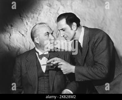 Nigel Bruce & Basil Rathbone Film: The Scarlet Claw; Sherlock Holmes and the Scarlet Claw (USA 1944) Charaktere: Doctor Watson, Sherlock Holmes / Sherlock Holmes Verfilmung Regie: Roy William Neill 18 May 1944 **WARNUNG** Dieses Foto ist nur für den redaktionellen Gebrauch bestimmt und unterliegt dem Copyright von UNIVERSAL-BILDERN und/oder dem Fotografen, der von der Film- oder Produktionsfirma beauftragt wurde und darf nur von Publikationen im Zusammenhang mit der Bewerbung des oben genannten Films reproduziert werden. Eine obligatorische Gutschrift für UNIVERSELLE BILDER ist erforderlich. Der Fotograf sollte auch bei Bekanntwerden des Fotos gutgeschrieben werden. Keine kommerzielle Nutzung Stockfoto