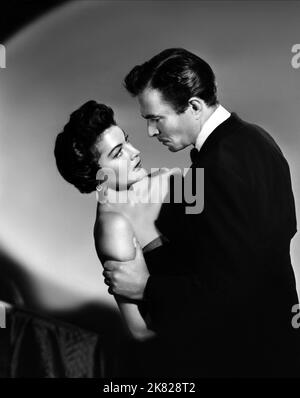 AVA Gardner & James Mason Film: East Side, West Side (USA 1949) Charaktere: Isabel Lorrison, Brandon Bourne Regie: Mervyn Leroy 22 December 1949 **WARNUNG** Dieses Foto ist nur für den redaktionellen Gebrauch bestimmt und unterliegt dem Copyright von MGM und/oder dem Fotografen, der von der Film- oder Produktionsfirma beauftragt wurde, und kann nur von Publikationen im Zusammenhang mit der Bewerbung des oben genannten Films reproduziert werden. Eine obligatorische Gutschrift an MGM ist erforderlich. Der Fotograf sollte auch bei Bekanntwerden des Fotos gutgeschrieben werden. Ohne schriftliche Genehmigung der Film Company kann keine kommerzielle Nutzung gewährt werden. Stockfoto