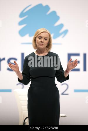 Aktenfoto vom 16/08/22 von Liz Truss während einer Hustings-Veranstaltung in Perth, Schottland. Liz Truss hat angekündigt, dass sie als Premierministerin zurücktreten wird. Ausgabedatum: Donnerstag, 20. Oktober 2022. Stockfoto