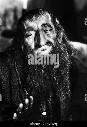 Alec Guinness Film: Oliver Twist (UK 1948) Charaktere: Fagin / Literaturverfilmung (nach dem Buch von Charles Dickens) Regie: David Lean 28 June 1948 **WARNUNG** Dieses Foto ist nur für redaktionelle Zwecke bestimmt und unterliegt dem Copyright von CINEGUILD und/oder dem Fotografen, der von der Film- oder Produktionsfirma beauftragt wurde.Es kann nur von Publikationen im Zusammenhang mit der Bewerbung des oben genannten Films reproduziert werden. Eine obligatorische Gutschrift an CINEGUILD ist erforderlich. Der Fotograf sollte auch bei Bekanntwerden des Fotos gutgeschrieben werden. Ohne schriftliche Genehmigung der Film Company kann keine kommerzielle Nutzung gewährt werden. Stockfoto