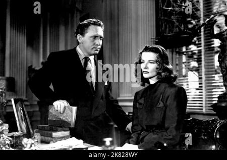 Spencer Tracy & Katharine Hepburn Film: Keeper of the Flame (1948) Charaktere: Steven 'Stevie' O'Malley, Mrs. Christine Forrest Regie: George Cukor 01 December 1942 **WARNUNG** Dieses Foto ist nur für redaktionelle Zwecke bestimmt und unterliegt dem Copyright von MGM und/oder dem Fotografen, der von der Film- oder Produktionsfirma beauftragt wurde, und kann nur von Publikationen im Zusammenhang mit der Bewerbung des oben genannten Films reproduziert werden. Eine obligatorische Gutschrift an MGM ist erforderlich. Der Fotograf sollte auch bei Bekanntwerden des Fotos gutgeschrieben werden. Ohne schriftliche Genehmigung der Film Company kann keine kommerzielle Nutzung gewährt werden. Stockfoto