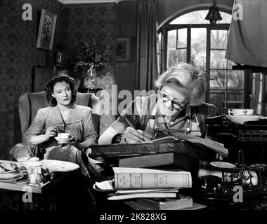 Constance Cummings & Margaret Rutherford Film: Blithe Spirit (1948) Charaktere: Ruth Condomine, Madame Arcati Regie: David Lean 14 May 1945 **WARNUNG** Dieses Foto ist nur für redaktionelle Zwecke bestimmt und unterliegt dem Copyright der Film Company und/oder des Fotografen, der von der Film- oder Produktionsfirma beauftragt wurde.Es kann nur von Publikationen im Zusammenhang mit der Bewerbung des oben genannten Films reproduziert werden. Eine obligatorische Gutschrift an die Filmgesellschaft ist erforderlich. Der Fotograf sollte auch bei Bekanntwerden des Fotos gutgeschrieben werden. Ohne schriftliche Genehmigung der Film Company kann keine kommerzielle Nutzung gewährt werden. Stockfoto