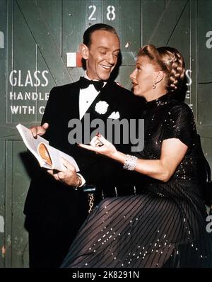 Fred Astaire & Ginger Rogers Film: The Barkeys of Broadway (USA 1949) Regie: Charles Walters 04 May 1949 **WARNUNG** Dieses Foto ist nur für redaktionelle Zwecke bestimmt und unterliegt dem Copyright von MGM und/oder dem Fotografen, der von der Film- oder Produktionsfirma beauftragt wurde, und kann nur durch Publikationen im Zusammenhang mit der Bewerbung des oben genannten Films reproduziert werden. Eine obligatorische Gutschrift an MGM ist erforderlich. Der Fotograf sollte auch bei Bekanntwerden des Fotos gutgeschrieben werden. Ohne schriftliche Genehmigung der Film Company kann keine kommerzielle Nutzung gewährt werden. Stockfoto