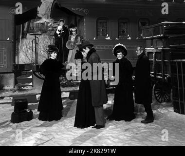 Olive Blakeney, Phyllis Calvert, Robert Hutton, Ella Raines & Henry Stephenson Film: Time Out Of Mind (1946) Charaktere: Mrs. Fernald, Kate Fernald, Christopher Fortune, Clarissa 'Rissa' Fortune, Wellington Drake Regie: Robert Siodmark 05 April 1947 **WARNUNG** Dieses Foto ist nur für redaktionelle Zwecke bestimmt und unterliegt dem Copyright von UNIVERSAL und/oder dem Fotografen, der von der Film- oder Produktionsfirma beauftragt wurde und darf nur von Publikationen im Zusammenhang mit der Bewerbung des oben genannten Films reproduziert werden. Eine obligatorische Gutschrift an UNIVERSAL ist erforderlich. Der Fotograf sollte auch bei kn Stockfoto