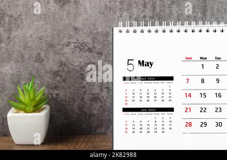 Mai 2023 Monatlicher Tischkalender für 2023 auf Holzhintergrund. Stockfoto