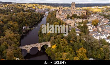 Durham, England, Großbritannien - Dienstag, 18.. Oktober. Eine Luftaufnahme der Durham City Durham Cathedral ist von der Luft aus zu sehen, die von herbstlich-farbigen Bäumen umgeben ist. Stockfoto