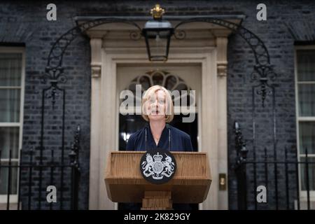 Datei-Foto vom 06/09/2022 von der neuen Premierministerin Liz Truss, die vor der Downing Street 10 in London eine Rede hielt, nachdem sie Königin Elizabeth II. Treffen und ihre Einladung angenommen hatte, Premierminister zu werden und eine neue Regierung zu bilden. Liz Truss hat angekündigt, dass sie als Premierministerin zurücktreten wird. Ausgabedatum: Donnerstag, 20. Oktober 2022. Stockfoto