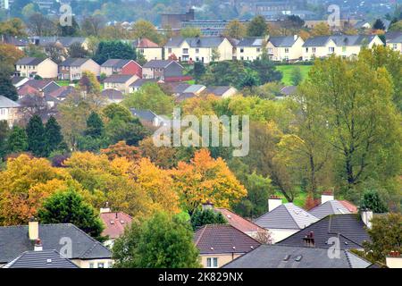 Glasgow, Schottland, Großbritannien 20.. Oktober 2022. UK Wetter: Volle Herbstfarbe, wie sie heute ihren Höhepunkt unter der Wolke und dem Regen über dem reich belaubten westlichen Ende der Stadt krittsholz Vorort erreichte. Credit Gerard Ferry/Alamy Live News Stockfoto