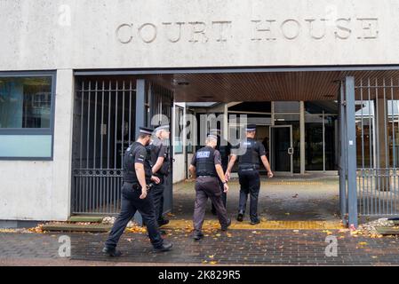 Court House, Victoria Avenue, Southend on Sea, Essex, Großbritannien. 20. Oktober 2022. Die Protestierenden von Just Stop Oil, die die Türme der Queen Elizabeth II-Brücke bestiegen, was zu einem weit verbreiteten Verkehrsstau führte, sind vor Gericht in Southend erschienen. Morgan Trowland und Marcus Decker wurden wegen Verschwörung zur öffentlichen Belästigung angeklagt. Die Aktivisten fordern, dass die Regierung „alle neuen Öl- und Gaslizenzen und -Zustimmungen einstellt“. Polizei, die vor der Anhörung vor Gericht eintrat. Die beiden wurden in Gewahrsam genommen, um im November vor einer Jury zu erscheinen Stockfoto