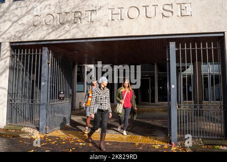 Court House, Victoria Avenue, Southend on Sea, Essex, Großbritannien. 20. Oktober 2022. Die Protestierenden von Just Stop Oil, die die Türme der Queen Elizabeth II-Brücke bestiegen, was zu einem weit verbreiteten Verkehrsstau führte, sind vor Gericht in Southend erschienen. Morgan Trowland und Marcus Decker wurden wegen Verschwörung zur öffentlichen Belästigung angeklagt. Die Aktivisten fordern, dass die Regierung „alle neuen Öl- und Gaslizenzen und -Zustimmungen einstellt“. Die beiden wurden in Gewahrsam genommen, um im November vor einer Jury zu erscheinen. Unterstützer verlassen das Gericht nach dem Fall, einschließlich Steph Golder Stockfoto