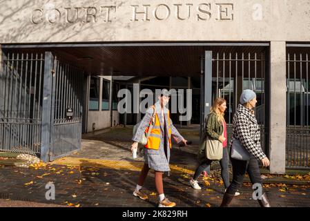 Court House, Victoria Avenue, Southend on Sea, Essex, Großbritannien. 20. Oktober 2022. Die Protestierenden von Just Stop Oil, die die Türme der Queen Elizabeth II-Brücke bestiegen, was zu einem weit verbreiteten Verkehrsstau führte, sind vor Gericht in Southend erschienen. Morgan Trowland und Marcus Decker wurden wegen Verschwörung zur öffentlichen Belästigung angeklagt. Die Aktivisten fordern, dass die Regierung „alle neuen Öl- und Gaslizenzen und -Zustimmungen einstellt“. Die beiden wurden in Gewahrsam genommen, um im November vor einer Jury zu erscheinen. Unterstützer verlassen das Gericht nach dem Fall, einschließlich Steph Golder Stockfoto