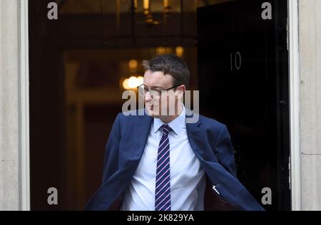 Simon Clarke MP (Con: Middlesbrough South and East Cleveland) Staatssekretär für die Aufheitung, Wohnungsbau und Gemeinden - verlässt 10 Downing Street Stockfoto