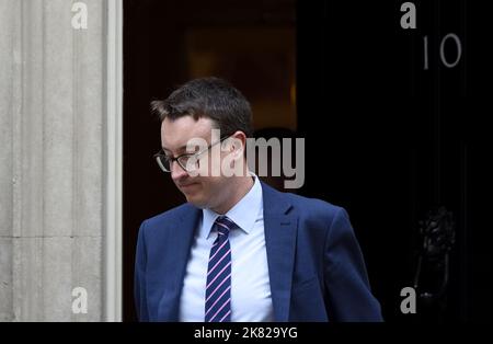 Simon Clarke MP (Con: Middlesbrough South and East Cleveland) Staatssekretär für die Aufheitung, Wohnungsbau und Gemeinden - verlässt 10 Downing Street Stockfoto