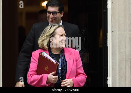 Anne-Marie Trevelyan (Ministerin für Verkehr) und Ranil Jayawardena (Ministerin für Umwelt, Ernährung und Angelegenheiten des ländlichen Raums) verlassen das Land Stockfoto