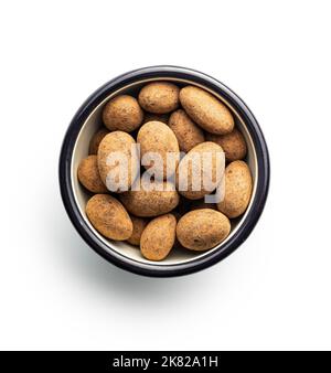 Mandeln in Schokolade mit Kakaopulver in Schale auf weißem Hintergrund isoliert beschichtet. Stockfoto