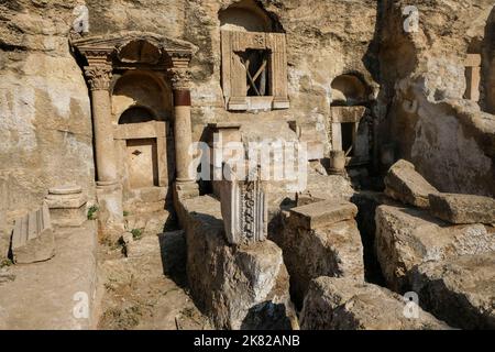 Die archäologische Stätte der Nekropole von Kızılkoyun befindet sich am Rande der alten Stadtmauer in der Türkei von Şanlıurfa. Stockfoto