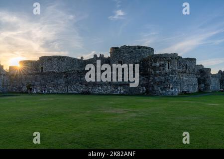 Beaumaris, Großbritannien - 27. August 2022: Blick auf das historische Schloss Beaumaris in Anglesey bei Sonnenuntergang Stockfoto