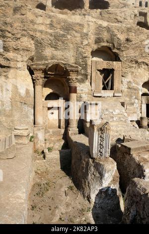 Die archäologische Stätte der Nekropole von Kızılkoyun befindet sich am Rande der alten Stadtmauer in der Türkei von Şanlıurfa. Stockfoto