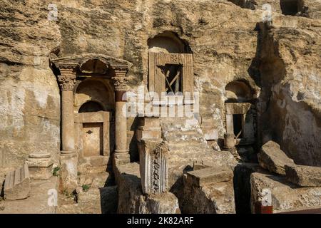 Die archäologische Stätte der Nekropole von Kızılkoyun befindet sich am Rande der alten Stadtmauer in der Türkei von Şanlıurfa. Stockfoto