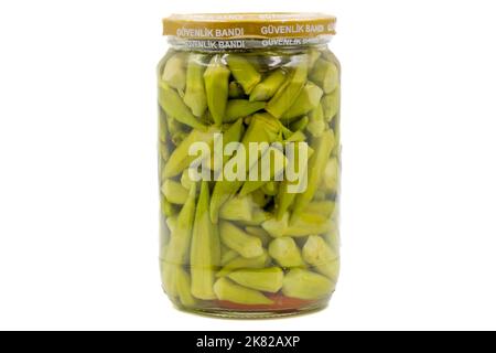 Okra in Dosen aus Glas isoliert auf weißem Hintergrund Stockfoto