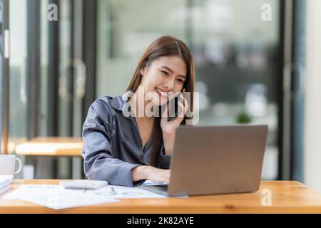 Eine Geschäftsfrau vervollständigt KYC mithilfe eines Online-Banking-Programms, um ein digitales Sparkonto zu eröffnen. Die Definition von Cyber-Sicherheit Stockfoto