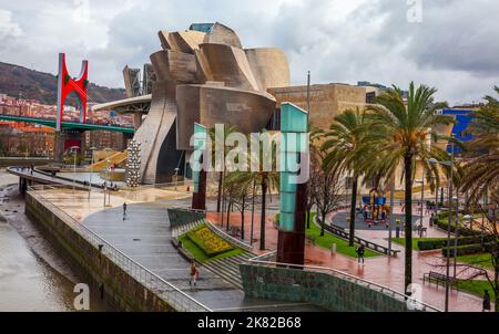 Bilbao, Baskenland, Spanien - 25. Januar 2019: Panoramablick auf den Fluss in der Stadt Bilbao an einem regnerischen Tag mit einigen weißen Wolken Stockfoto