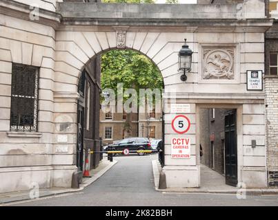 Torbogen, der zum Inner Temple, The Temple, City of London führt - der Inner Temple ist eines von vier remianing Inns of Court. Stockfoto