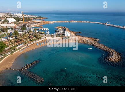 Luftaufnahme des Strandes von Pernera und der Kirche Agios Nikolaos, Protaras, Zypern. Stockfoto